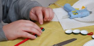 Quá đơn giản để làm người tuyết handmade từ nắp chai1