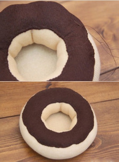 Dùng vỏ đồ hộp làm thành bánh donut giữ kim chỉ bắt mắt