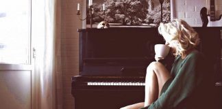 Anh có còn nghĩ về em mỗi lúc cầm tách cà phê trên tay?