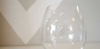 Tự thiết kế bình hoa độc đáo từ cốc thủy tinh - Archi