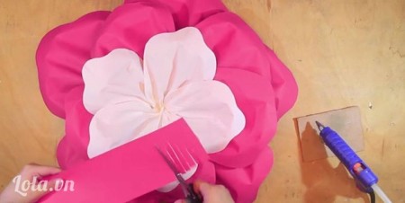 Hướng dẫn cách làm hoa hồng bằng giấy khổ lớn