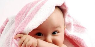 Mách mẹ cách mát-xa giữ ấm cho bé trong ngày rét