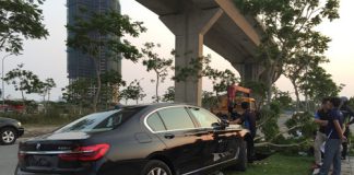 Khách hàng lái thử xe BMW, xe hạng sang 5 tỉ đồng nát đầu