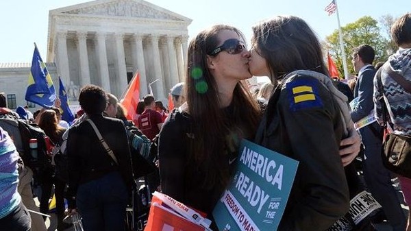 Chùm ảnh: Những nụ hôn lãng mạn nhất trong ngày lịch sử của cộng đồng LGBT Mỹ