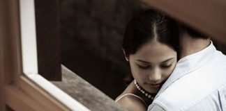 Đừng để con gái thấy bố... ngoại tình