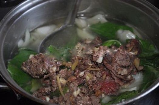 Canh rau cải thịt bò nóng hổi thơm ngon