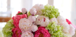Cắm hoa mẫu đơn trang trí trong Ngày của Mẹ