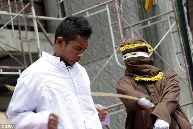 Lễ xử tội dã man phụ nữ trót “quan hệ” trước hôn nhân ở Indonesia
