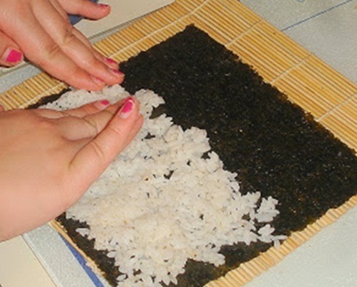 Cách làm cơm cuộn rong biển ngon ăn hoài chẳng chán