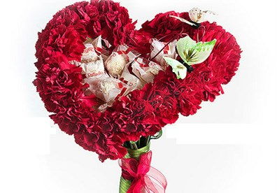 Cách bó hoa hồng hình trái tim ngọt ngào cho Valentine