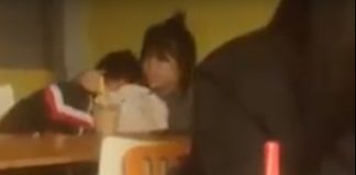 Đôi nam nữ thản nhiên “diễn cảnh nóng” trong quán nước ở Hà Nội gây sốc