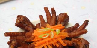 Cách làm chân gà om coca đậm đà cho cả nhà lai rai