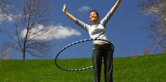 Lắc vòng là một trong số những bài tập được nhiều chị em lựa chọn bởi việc lắc vòng cũng khá nhẹ nhàng và không mất quá nhiều sức. Tuy nhiên nó đem lại khá nhiều lợi ích không ngờ đâu đấy nhé