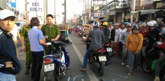 Khóc ngất khi chứng kiến bạn chết dưới bánh xe tải