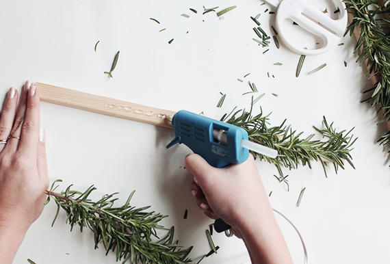Làm cây thông Noel đơn giản từ gỗ và lá hương thảo