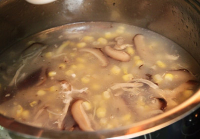 Cách làm súp gà nấm hương khai vị ngày Tết