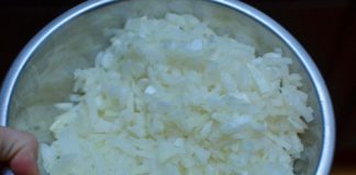 Bắp cải cuộn cơm nóng hổi