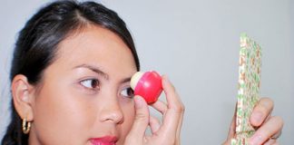 Bí quyết nhổ lông mày bằng son dưỡng môi