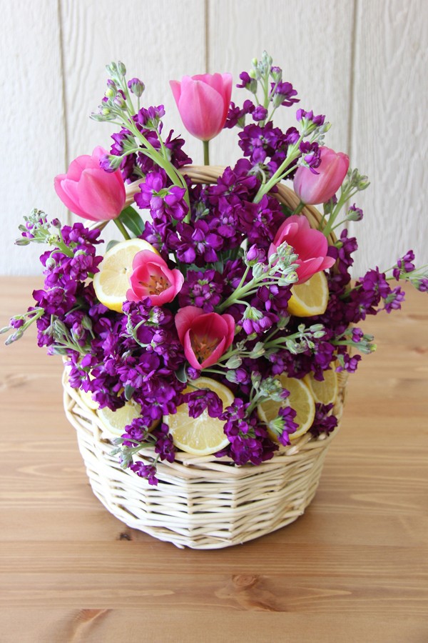 Cách cắm giỏ hoa để bàn màu tím cho cuối tuần lãng mạn