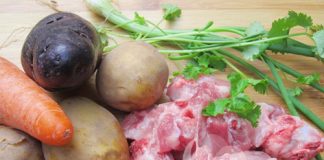 Nấu canh sườn khoai tây nóng hổi