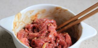 Bữa chiều ngon cơm với thịt bò rau cải sốt dầu hào