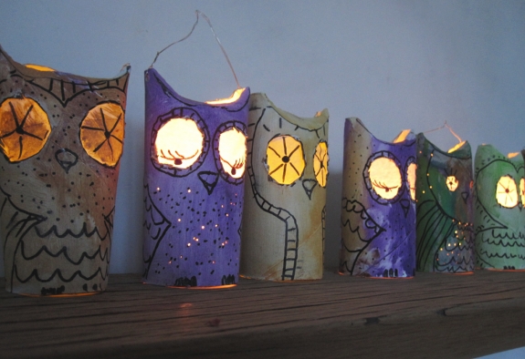 Tái chế lõi giấy cũ thành đèn lồng mặt cú cho Halloween