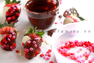 Hướng dẫn làm món dâu tây nhúng chocolate đón Valentine