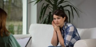 “Tại chồng chị cứ dụ dỗ em đấy chứ!”