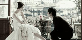 Này cô gái, có gì mà hỉ hả với chuyện người yêu buộc dây giày?