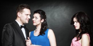 Đàn bà là người duy nhất phải giữ lửa?