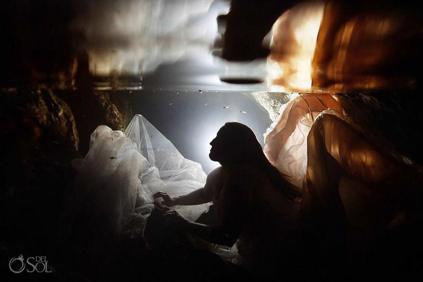 Cô dâu chụp ảnh dưới đáy biển tưởng nhớ hôn phu qua đời ngay trước lễ cưới
