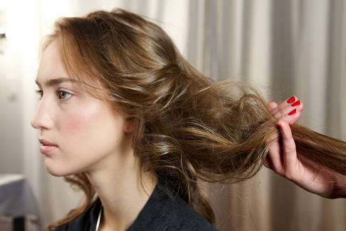 6 bước đơn giản tạo kiểu tóc xoăn lãng mạn