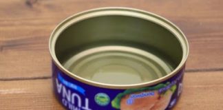 Dùng vỏ đồ hộp làm thành bánh donut giữ kim chỉ bắt mắt