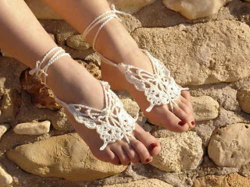 Làm điệu đôi chân khi cưới trên bãi biển