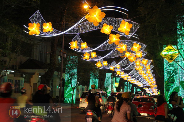 Sài Gòn: Lung linh những con đường mừng xuân mới