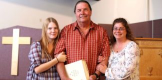 Ông chồng 60 tuổi được vợ ủng hộ lấy thêm cô gái tuổi teen