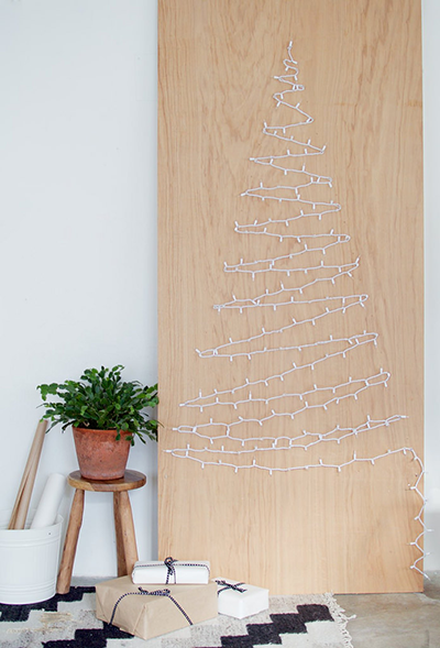 Cách làm cây thông Noel phát sáng cho nhà chật