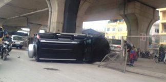 Hà Nội: Con ngồi lòng bố lái xe, vặn vô lăng gây tai nạn