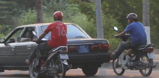 Ô tô biển xanh ‘nhờ’ hai xe máy đẩy chạy trên quốc lộ