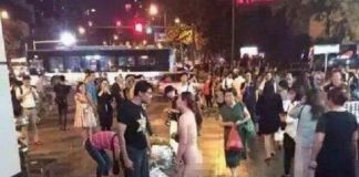 Cô gái thoát y giữa phố vì bạn trai không chịu mua iPhone 6S