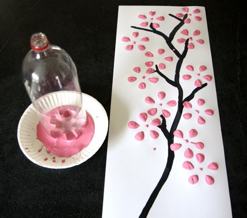 Hướng dẫn vẽ tranh hoa đào cực đẹp bằng vỏ chai