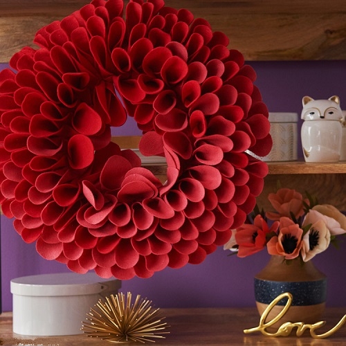 Cách làm vòng hoa trang trí nhà cực đẹp bằng vải dạ 6