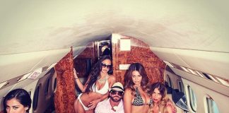 Đeo dây dắt chó cho dàn người mẫu - Thú chơi quái gở của tài phiệt thác loạn