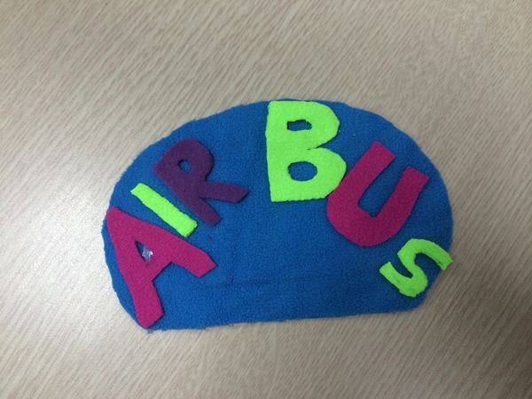 Cách làm gối ôm dài hình 'anh bạn Airbus' đáng yêu