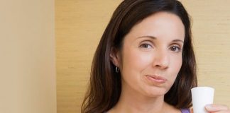 Súc miệng bằng nước muối hàng ngày để giảm viêm họng.