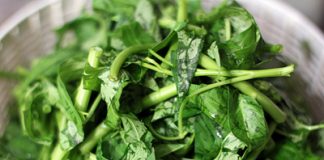 Canh ghẹ nấu rau muống mát lành cho ngày hè oi bức