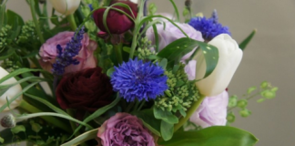 Cuối tuần học cách cắm hoa vào ca trang trí nhà lạ mắt 1