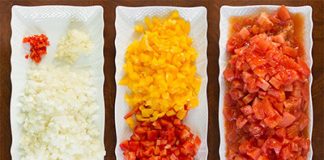 Chấm bánh mì với súp shakshouka nổi tiếng của châu Phi