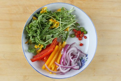 Làm salad gà màu sắc đổi món cho bữa ăn