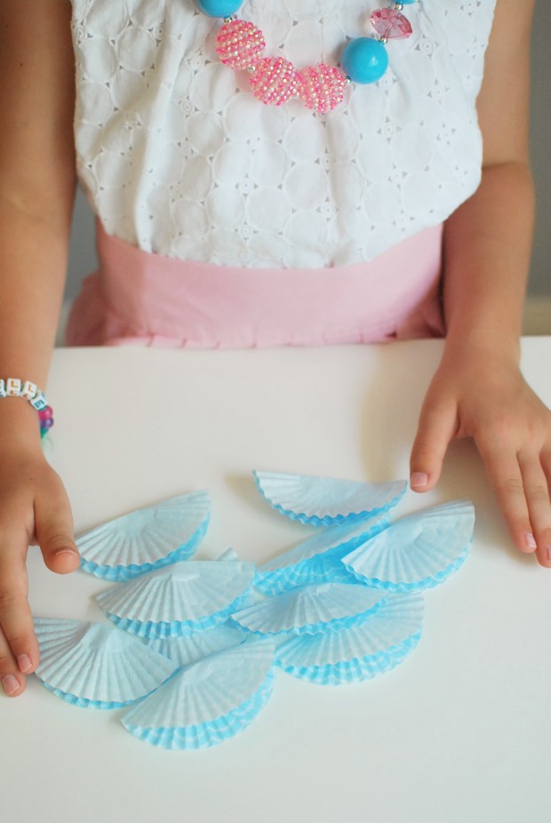 Làm dây hoa trang trí từ giấy lót bánh cực đơn giản